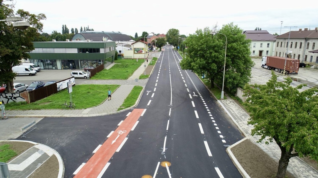 Olomouc – nová část Jantarové cyklostezky a rekonstrukce ul. Jeremenkova - Wegen- en bruggenbouw