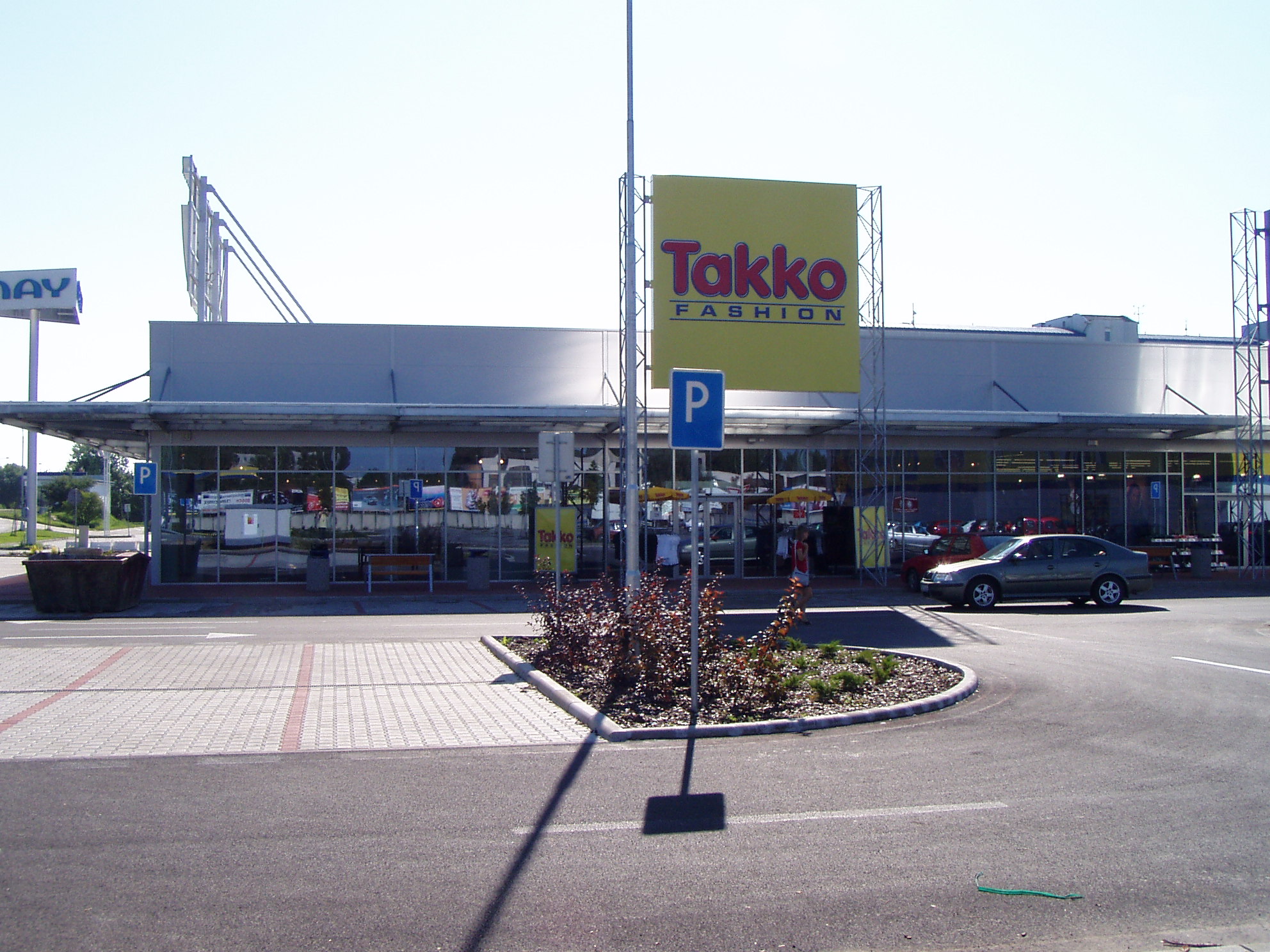 Nákupné stredisko Family Center Komárno / obchodné centrá - Bouw