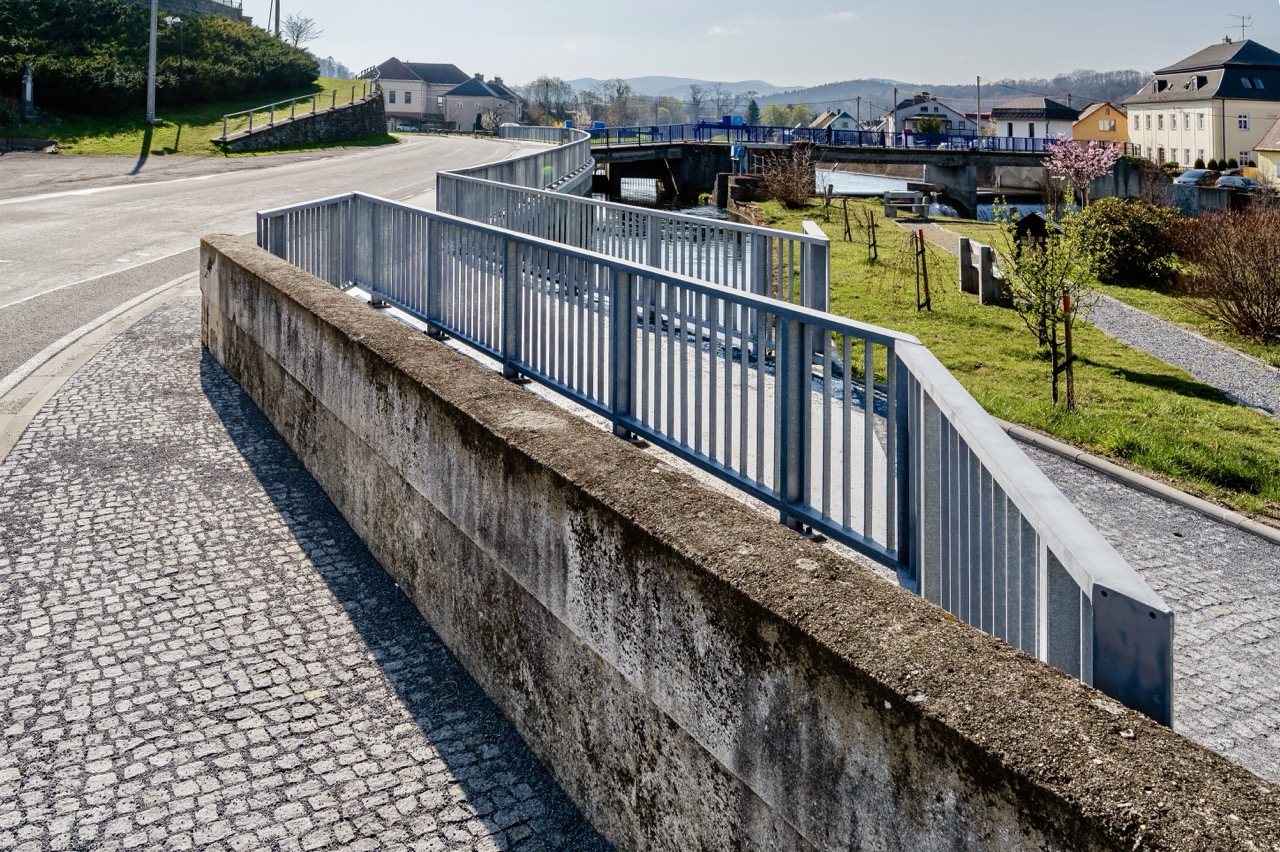 Mikulovice – rekonstrukce chodníku a lávky - Wegen- en bruggenbouw