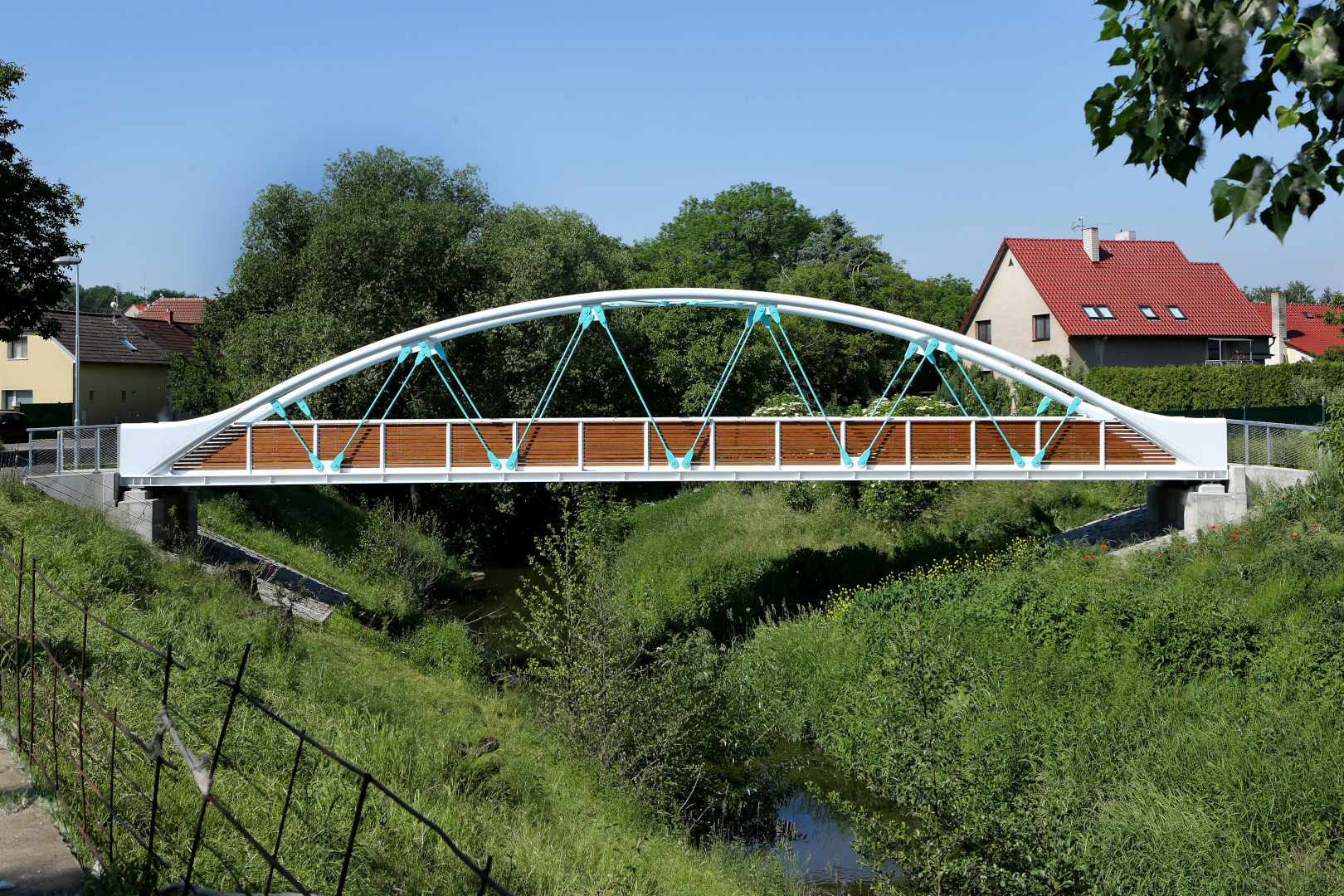 Radim – stavba lávky pro pěší a cyklisty přes řeku Výrovku - Wegen- en bruggenbouw