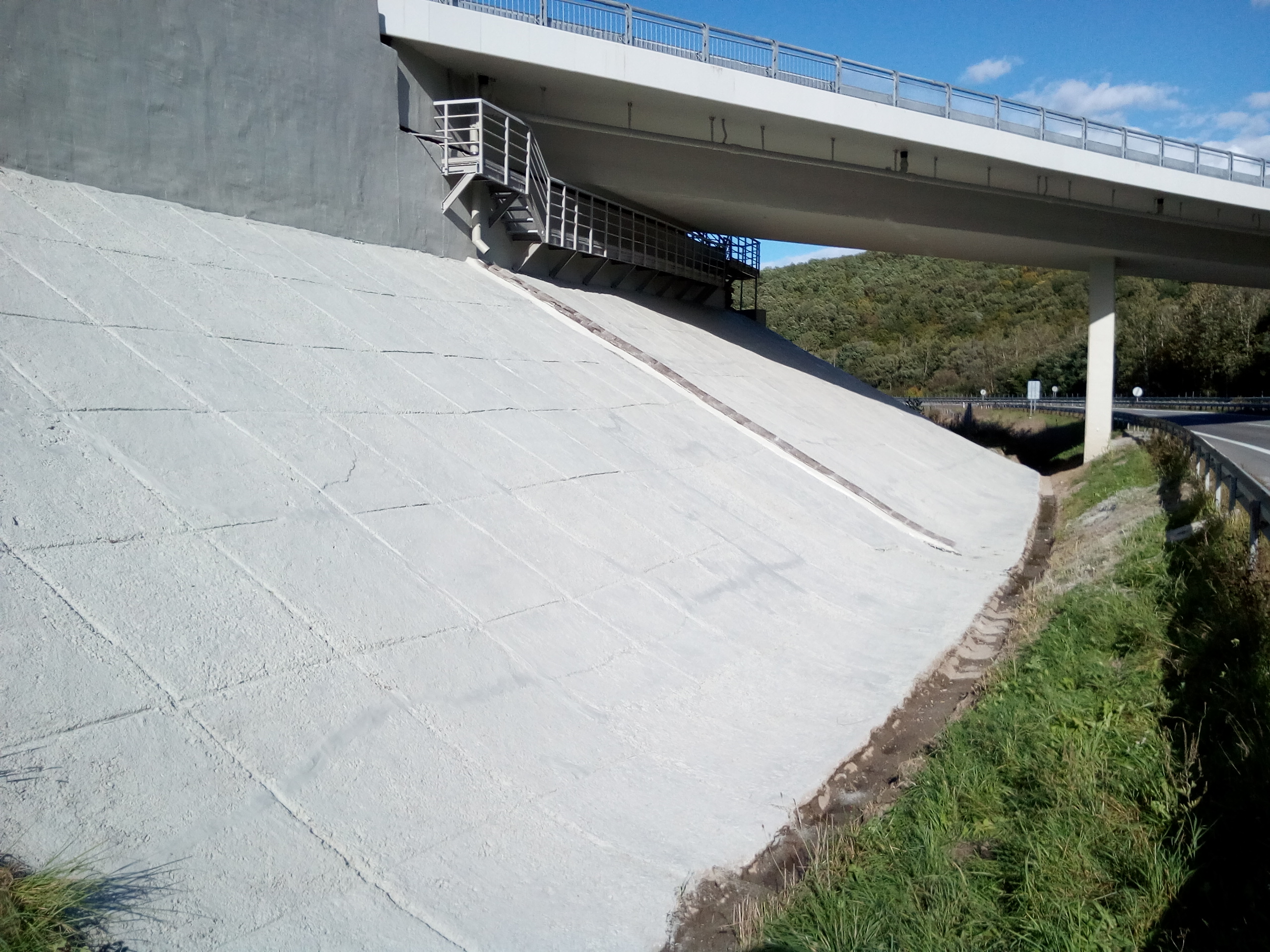 Oprava mosta ev. č. R2-176B nad cestou R1 a potokom Bieň, Budča (107,9 m) - Wegen- en bruggenbouw