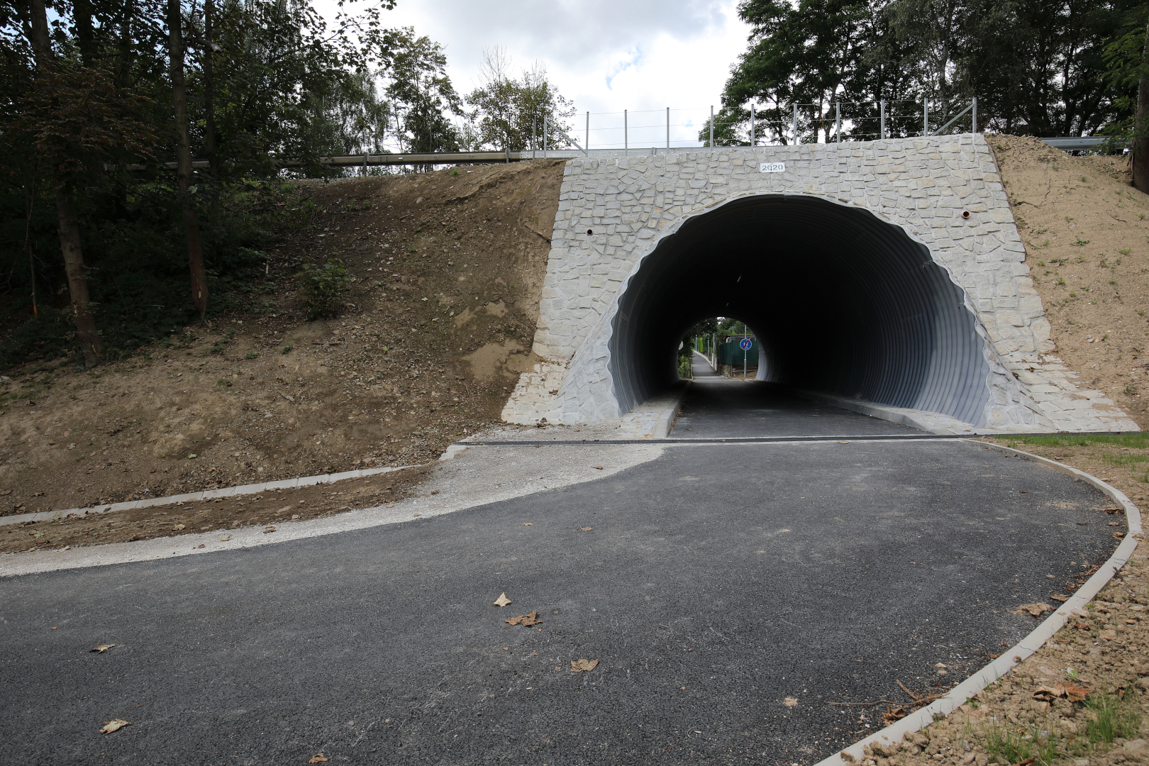 Výstavba stezky a podchodu pod silnicí I/3 ve Velešíně - Wegen- en bruggenbouw