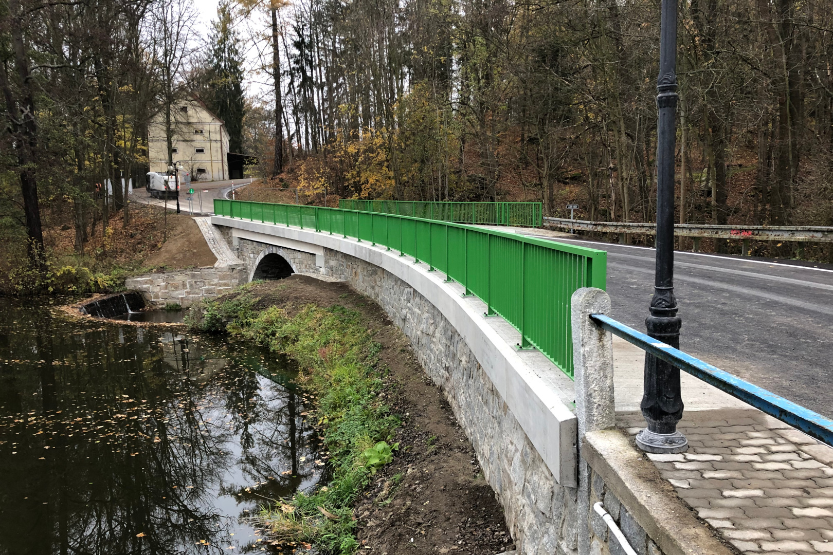 Kamenice na Lipou – oprava mostu na hrázi Zámeckého rybníka - Wegen- en bruggenbouw