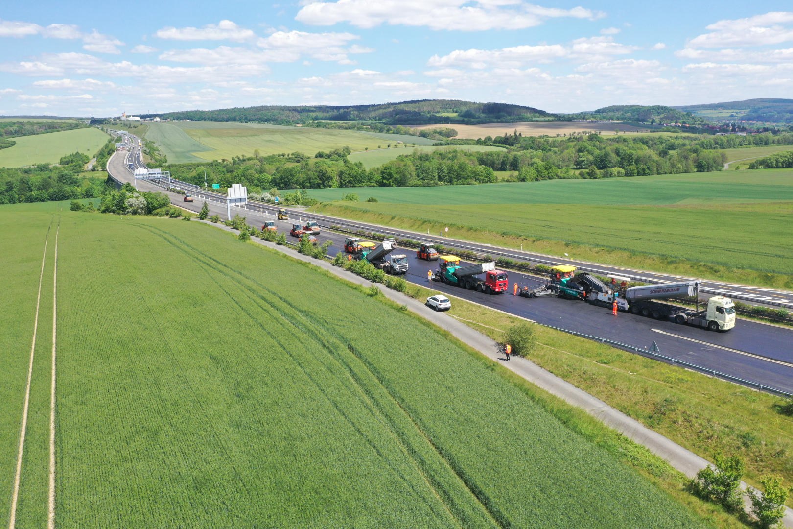 Dálnice D5 – oprava asfaltového krytu vozovky v km 67,330–76,570 P a 76,570–64,550 L - Wegen- en bruggenbouw