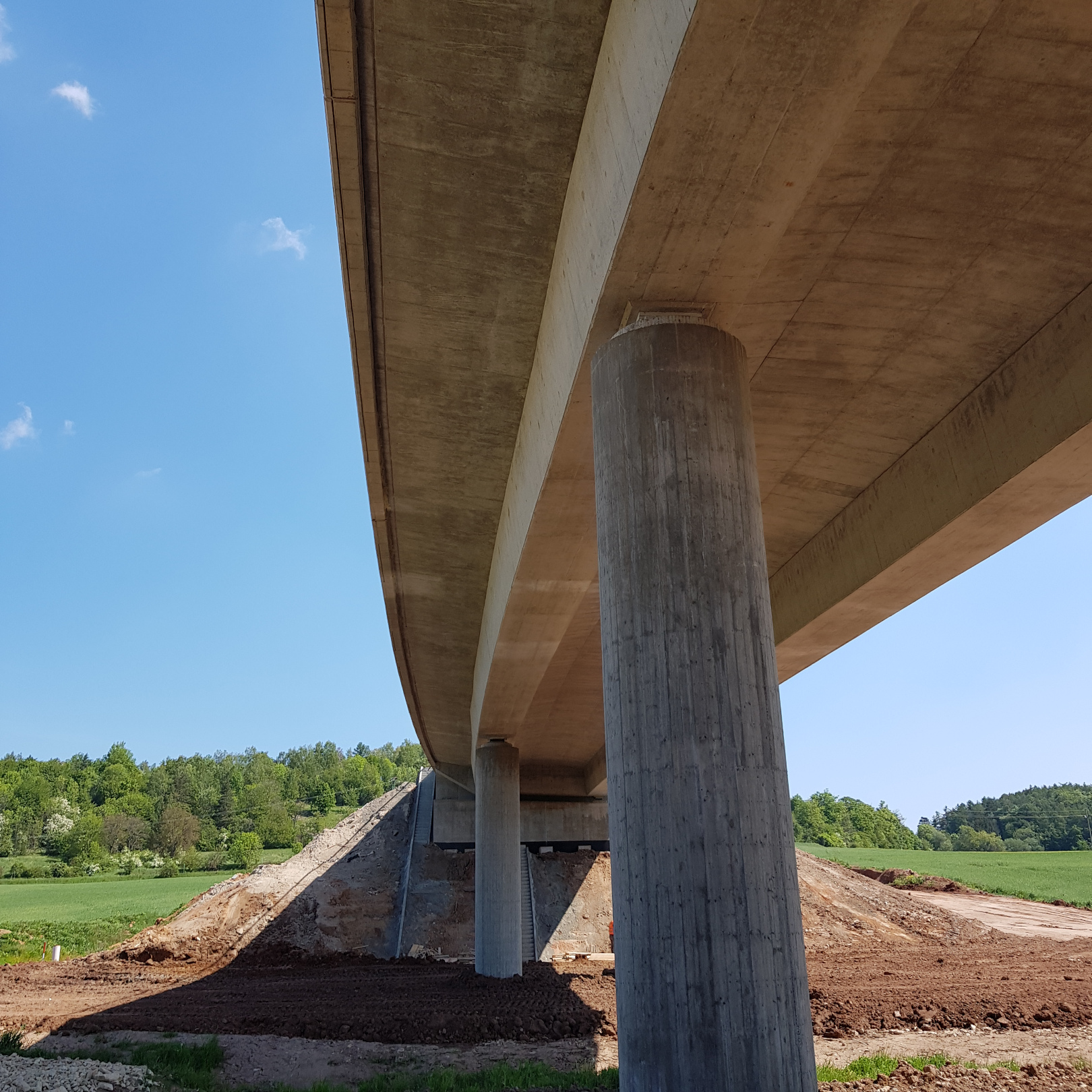 Dálnice D6, obchvat Řevničova – stavba mostu na přeložce silnice - Wegen- en bruggenbouw