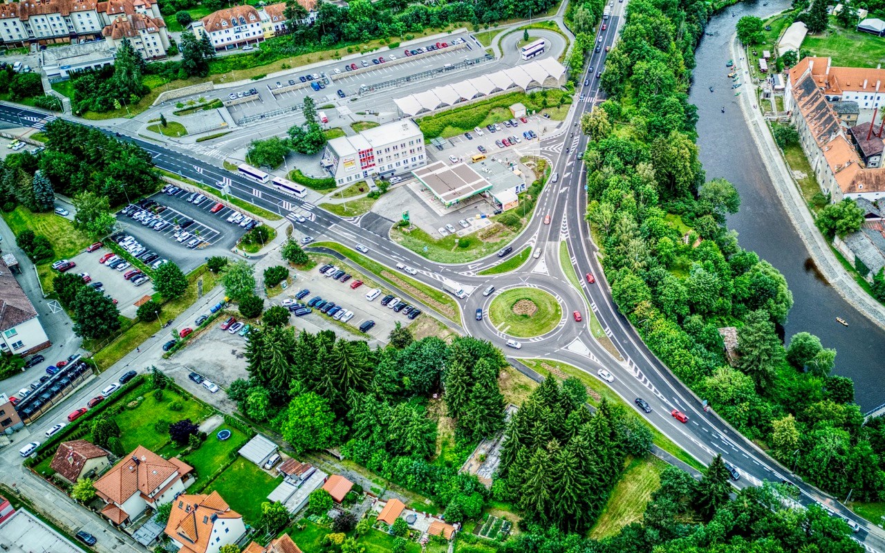 Český Krumlov – výstavba okružní křižovatky pod autobusovým nádražím - Wegen- en bruggenbouw Český Krumlov – výstavba okružní křižovatky pod autobusovým nádražím - Wegen- en bruggenbouw