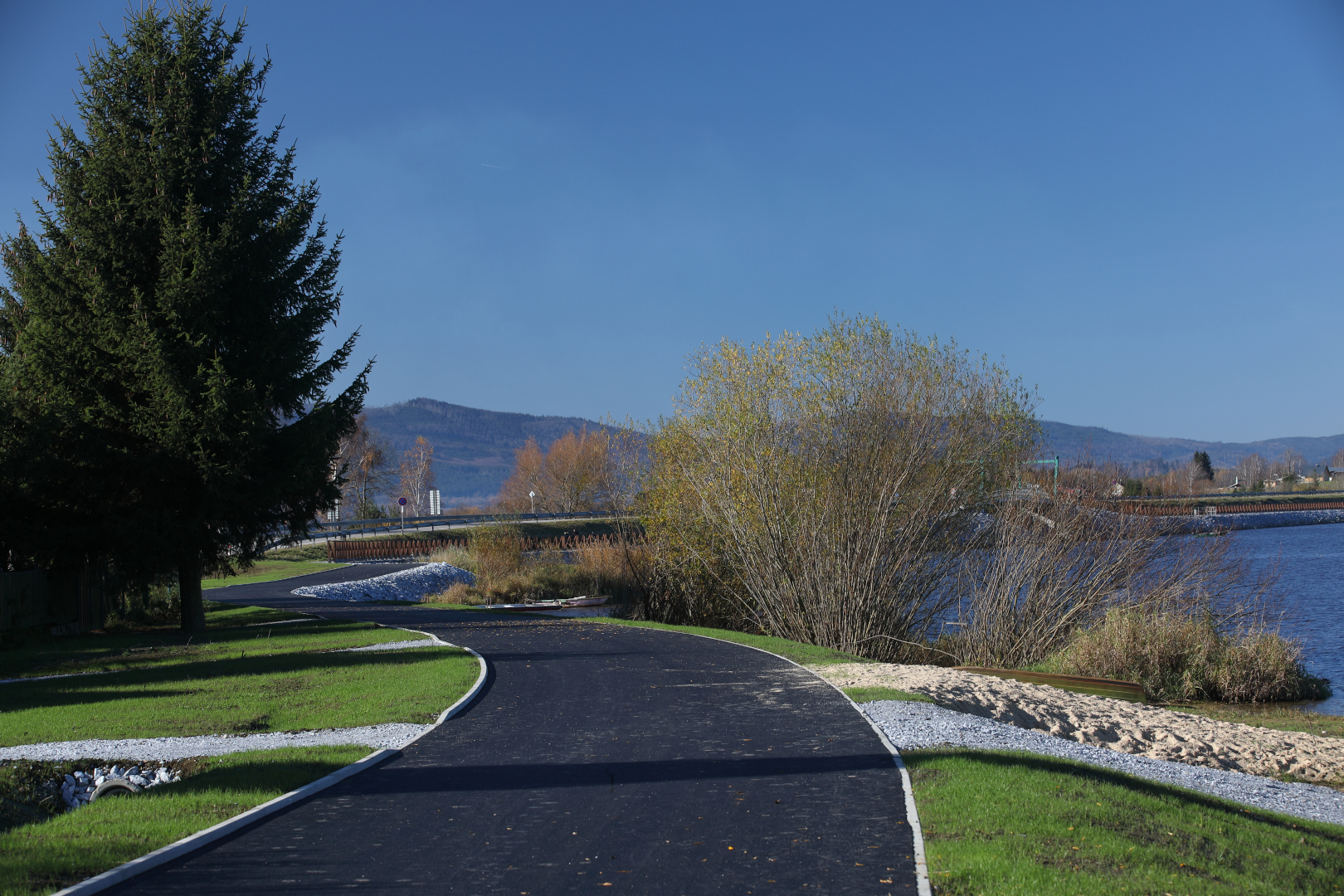 Černá v Pošumaví – cyklostezka CS1 podél jezera - Wegen- en bruggenbouw