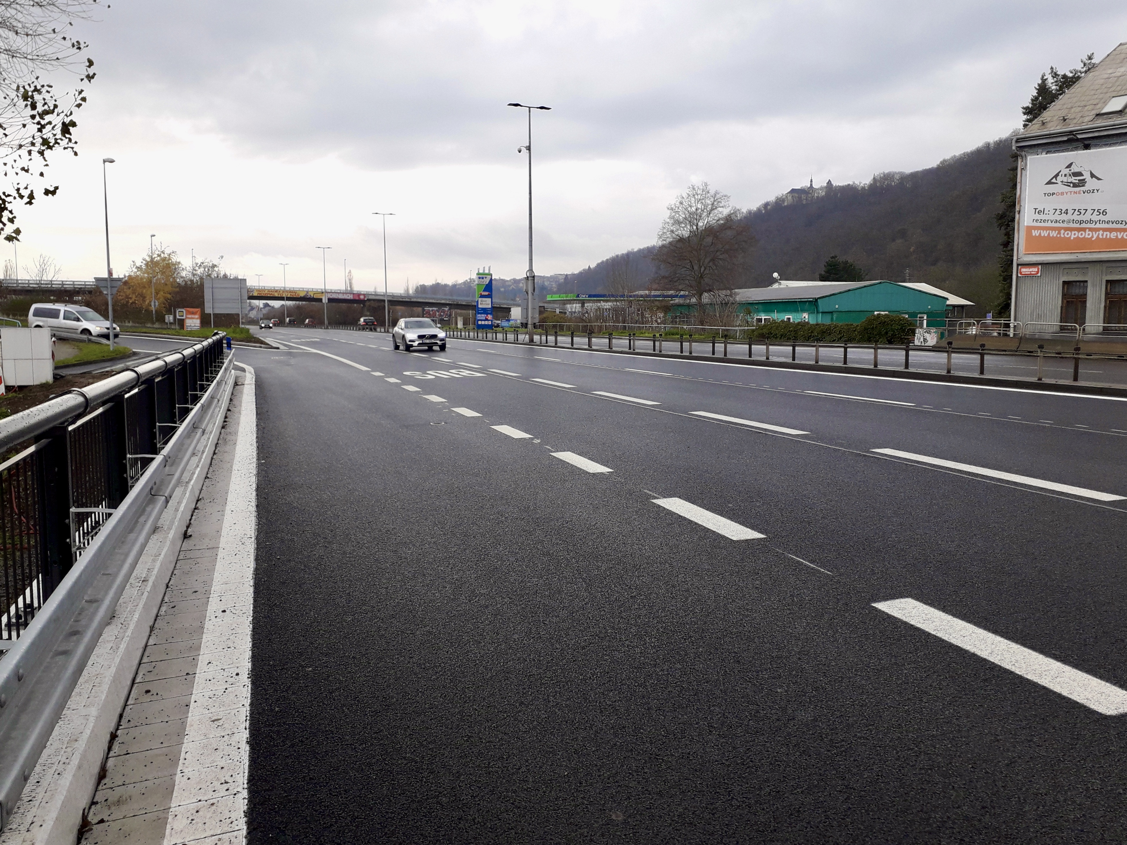 Praha 5 – rozšíření ul. Strakonická, výstavba vyhrazeného pruhu - Wegen- en bruggenbouw