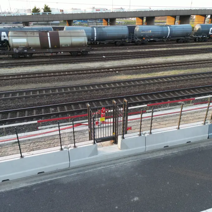 Betonbarrier Hekwerk Poort Brandkraan Kabelkoker FA