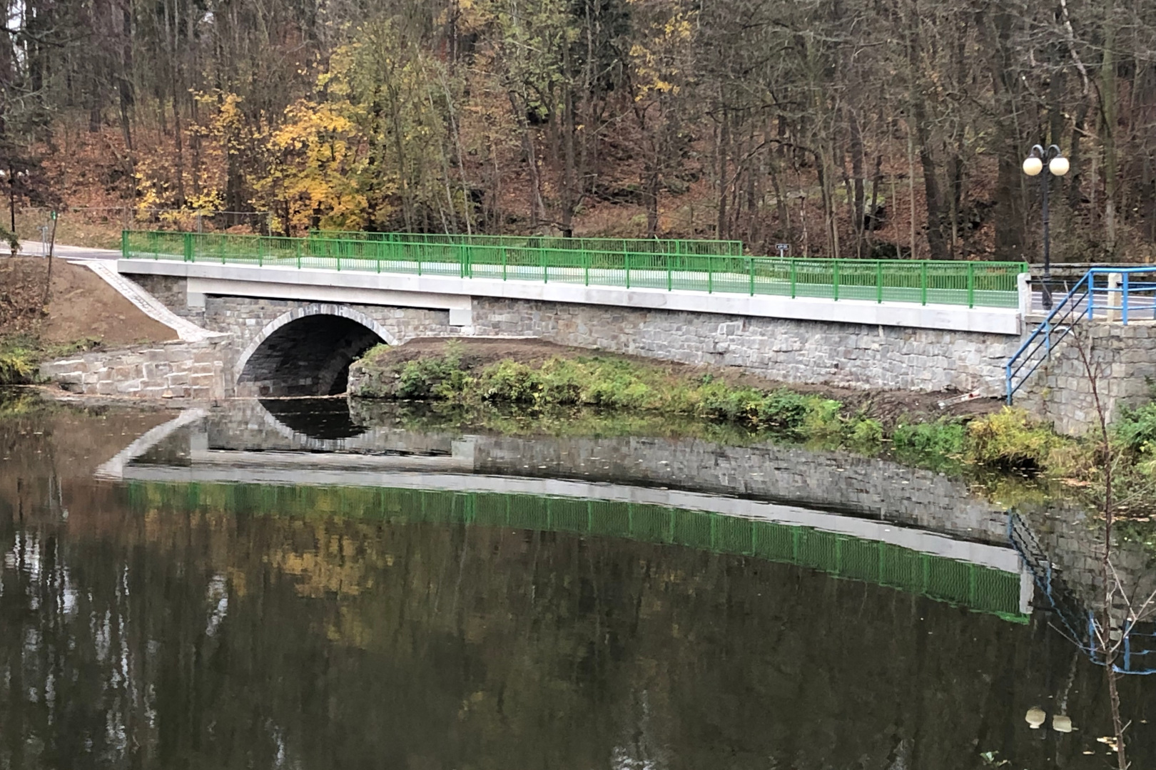 Kamenice na Lipou – oprava mostu na hrázi Zámeckého rybníka - Wegen- en bruggenbouw