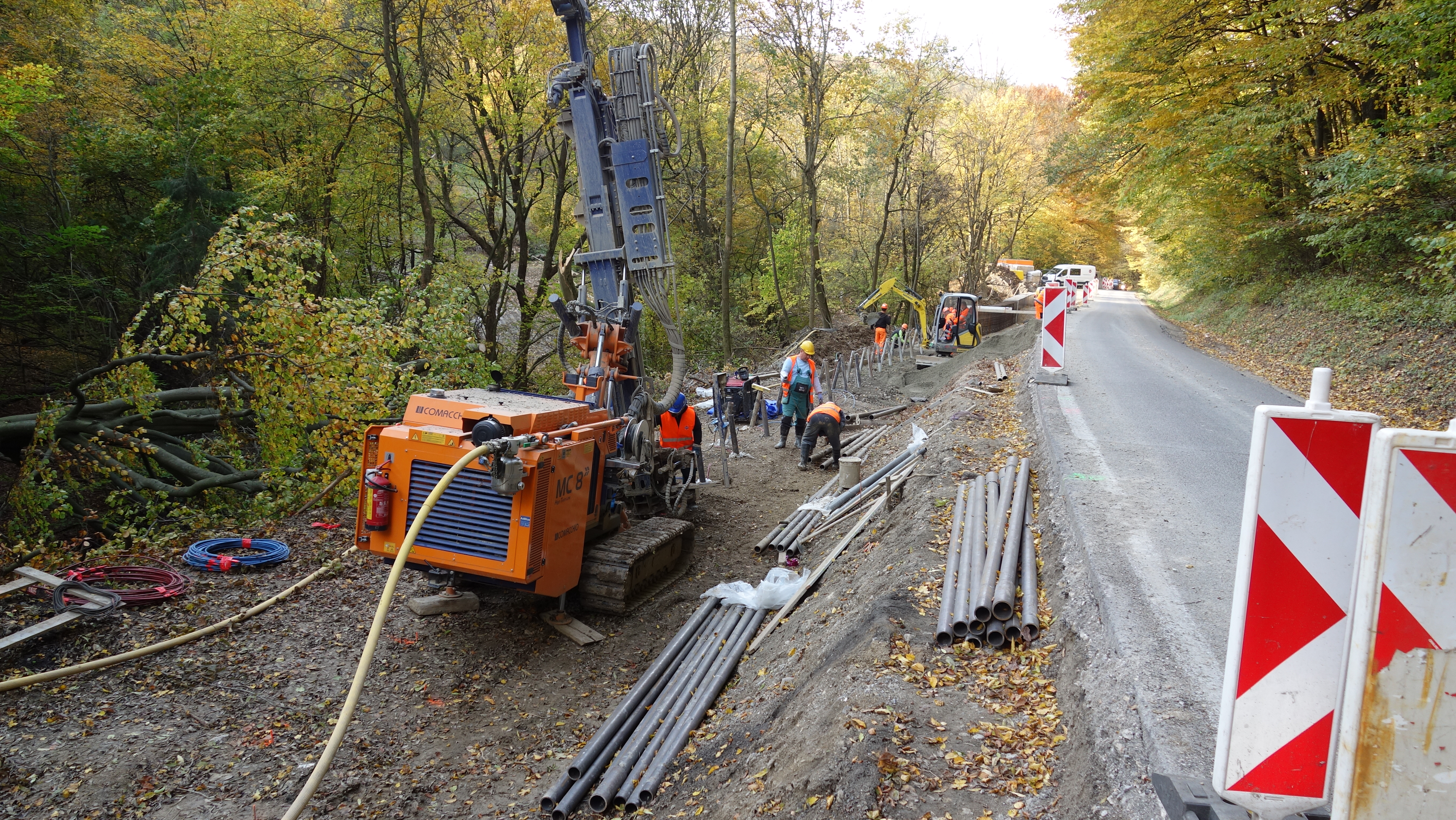 Stabilizácia cestného telesa kotevným múrom na ceste II/516 v km 5,909 - 6,209 (300 m) - Wegen- en bruggenbouw