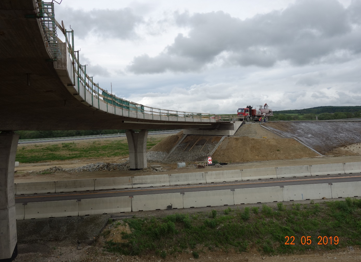 205-00 most v km 0,350 vetvy "C" križovatky Budimír nad diaľnicou D1 Budimír - Bidovce (93,6 m) - Wegen- en bruggenbouw