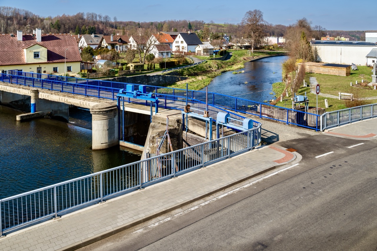 Mikulovice – rekonstrukce chodníku a lávky - Wegen- en bruggenbouw