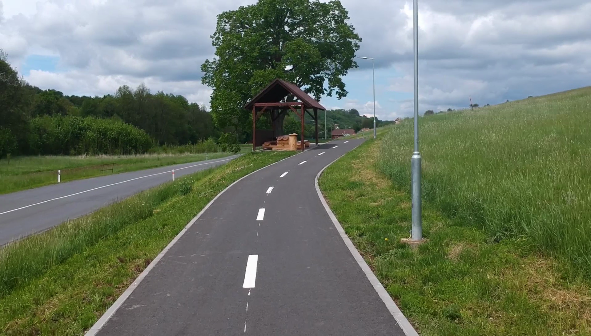  Stezka pro chodce a cyklisty v úseku Hřivínův Újezd – Kaňovice - Wegen- en bruggenbouw