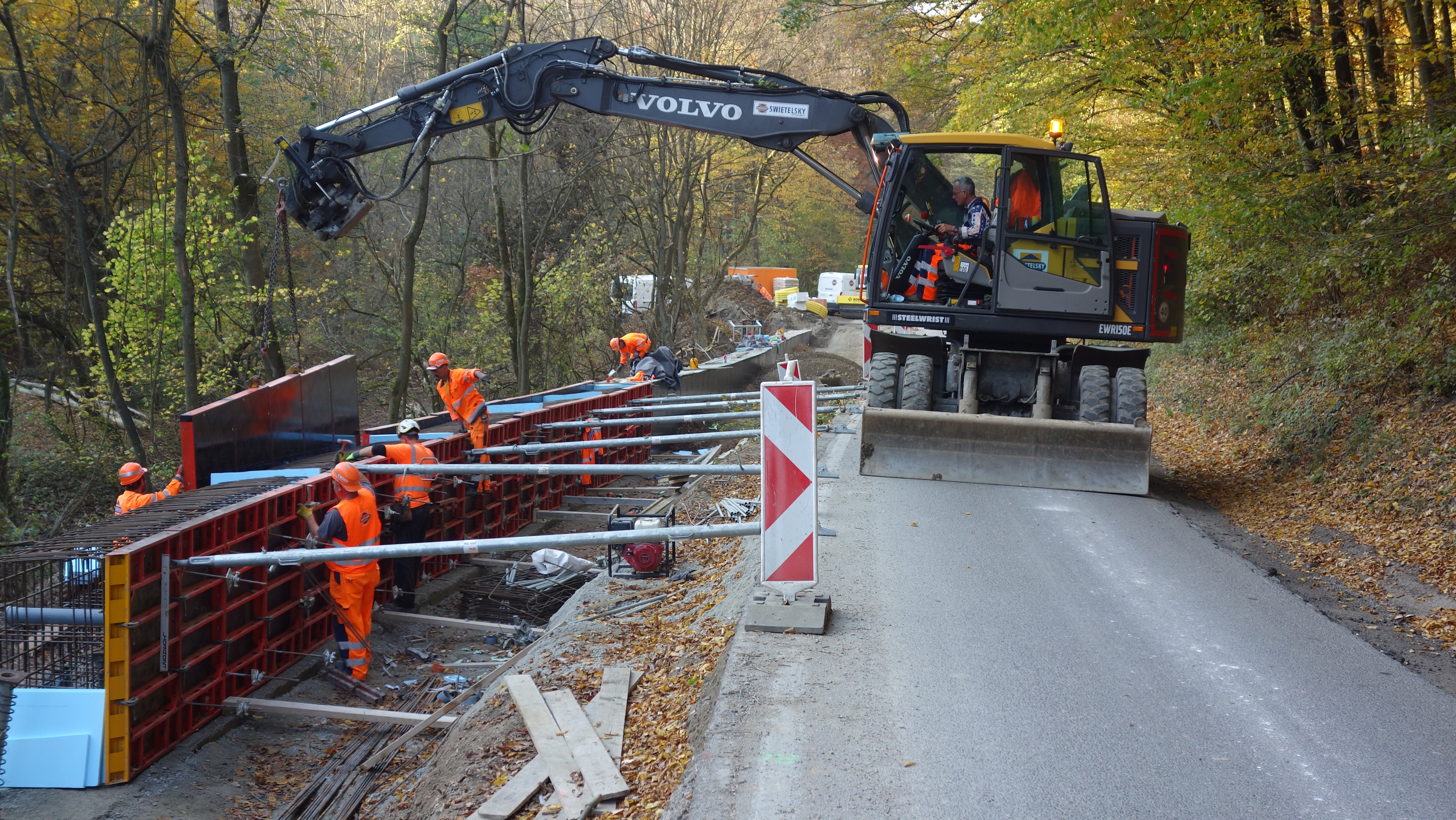 Stabilizácia cestného telesa kotevným múrom na ceste II/516 v km 5,909 - 6,209 (300 m) - Wegen- en bruggenbouw