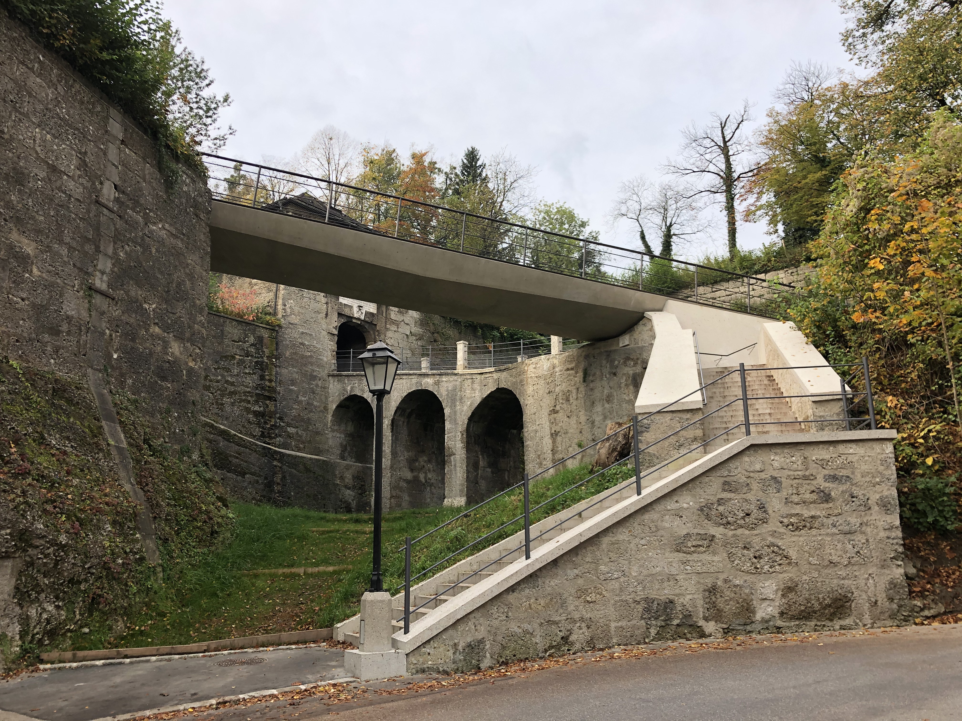 Neuba Brücke Monikapforte am Mönchsberg, Salzburg - Wegen- en bruggenbouw