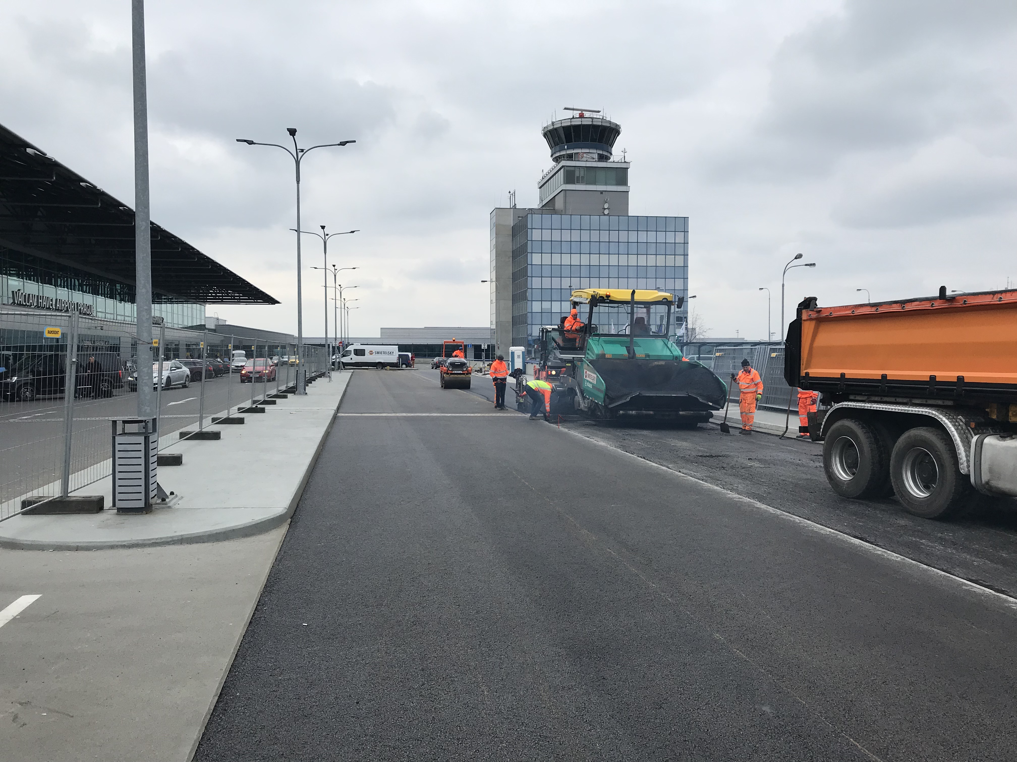 Letiště Václava Havla – příjezdová estakáda a plošina před T2 - Wegen- en bruggenbouw